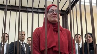 فى الثمانينات وبالتحديد فى منطقة العتبة الدكتورة ايمان راجعة شقتها وبتفتح