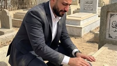 عشية زفافي ذهبتُ لزيارة قبر زوجتي الراحلة فظهر شخصٌ غيّر حياتي بالكامل