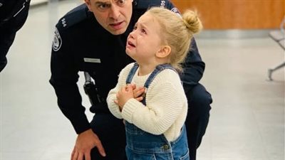 طفلة صغيرة تذهب الى قسم الشرطة