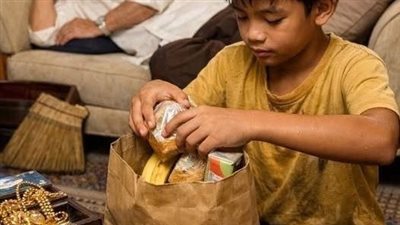 وضع الملياردير حقيبة مال مفتوحة ليختبر طفلًا فقيرًا وما فعله الطفل دمّر كل شكوكه للأبد