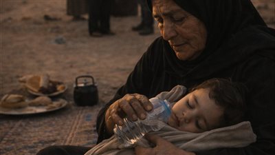 قصة حقيقية لطفل يحبو في الصحراء