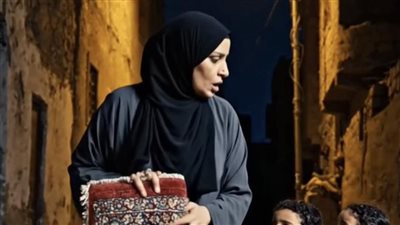 أرملة فقيرة وجدت سجادة فاخرة في القمامة… لكن ما خرج منها قلب حياتها رأسًا على عقب رأت سجادة ثمين