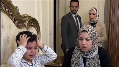 طفل عنده 6 سنين پيصرخ من الۏجع فوق الوسادة
