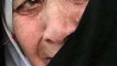 لقيت ست كبيرة لابسة أسود