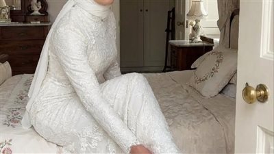 بينما كنتُ أجرّب حذائي الخاصّ بالزفاف أمام المرآة، تسلّل إلى أذني همسُ حماتي المستقبلية