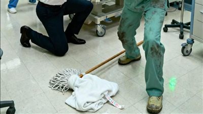 مات طفل الملياردير داخل المستشفى… لكن ما فعلته عاملة نظافة فقيرة أعاده للحياة