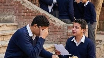 كنتُ أسرق طعامه كلّ يوم… حتى علّمتني قطعة خبز معنى الغِنى الحقيقي