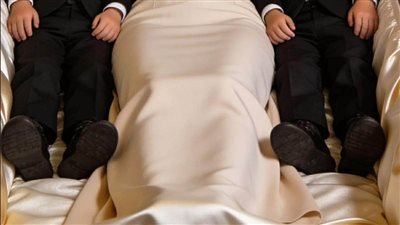 دُفنت مع طفليها أحياء… لكن ما اكتشفته داخل التابوت صدم الجميع!
