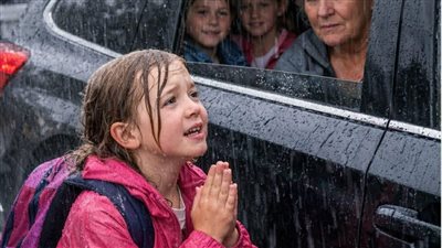 تركت جدّتي طفلةً تحت المطر… لكنهم نسوا من كان يدفع ثمن حياتهم كلها