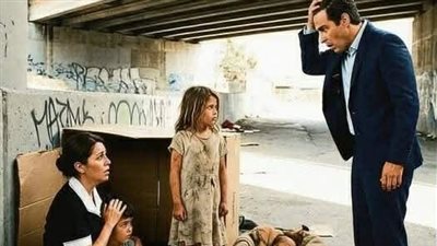 المليونير رأى خادمته تحت جسر مع أطفالها... لكن ما كشفته الطفلة الكبرى صدمه