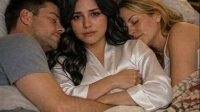 كانت تنام بيني وبين زوجي كل ليلة… حتى اكتشفت الحقيقة التي دمّرت كل شيء!