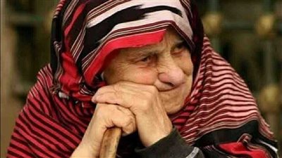 أقبلت أمراة كبيرة في العمر الى أحد الأسواق في المدينة