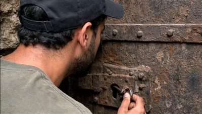 عندما خرجت من دار الأيتام أخبروني أنني ورثت كهفا