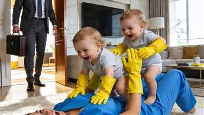 تظاهر الملياردير بالسفر ليكشف خيانة المربية… لكن ما رآه عند عودته صدمه وغير حياته!