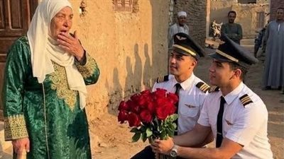 باعت بيتها وأرضها لتعلّم أبناءها… وبعد 20 سنة عادوا بطائرات وأخذوها لمكان أبكاها!