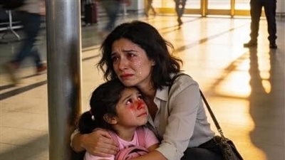 تركوا طفلتي تبكي وحدها في أرض المطار… وقالوا لتتعلم درسًا! اتصال واحد مني عند الإقلاع… حوّل رحلتهم إلى كابوس عند الهبوط