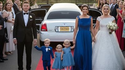 زوجته السابقة حضرت زفافه لكن ما فعلته جعل الجميع يصفق لها