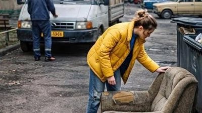خرجت امرأة في المساء لتلقي القمـامة، فوجدت أريكة