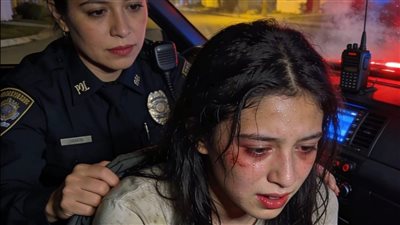 استأجرتُ شابًا لقصّ العشب… وبعد ساعة اتصل هامسًا: «سيدي… في أحد داخل البيت!»