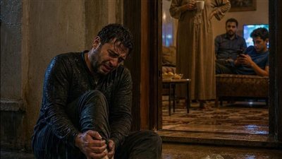 أخته عاشت في بيته مجانًا 8 أشهر… وحين سقط مصابًا قالت له: إحنا مو خدم عندك